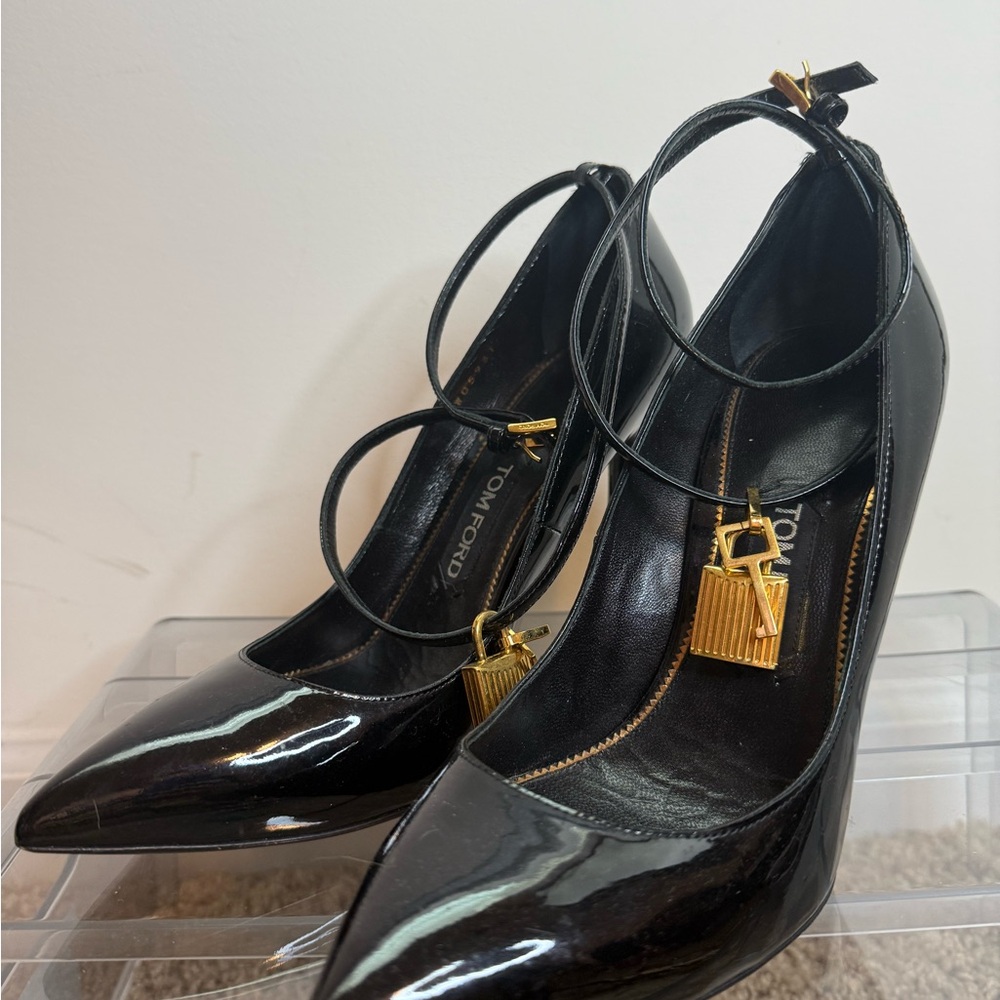 TOM FORD padlock pumps